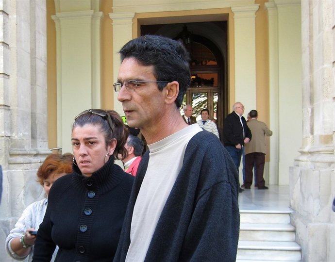 Protesta Por Un Desahucio En Macarena Ante El Ayuntamiento