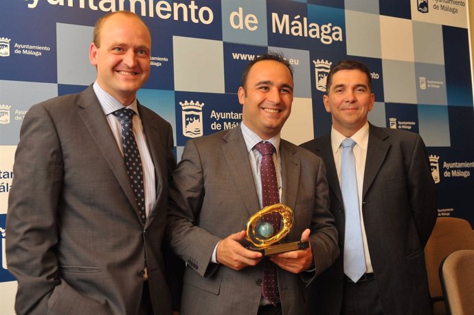 Mario Cortés Con El Premio @Aslan Recibido Por El CEMI