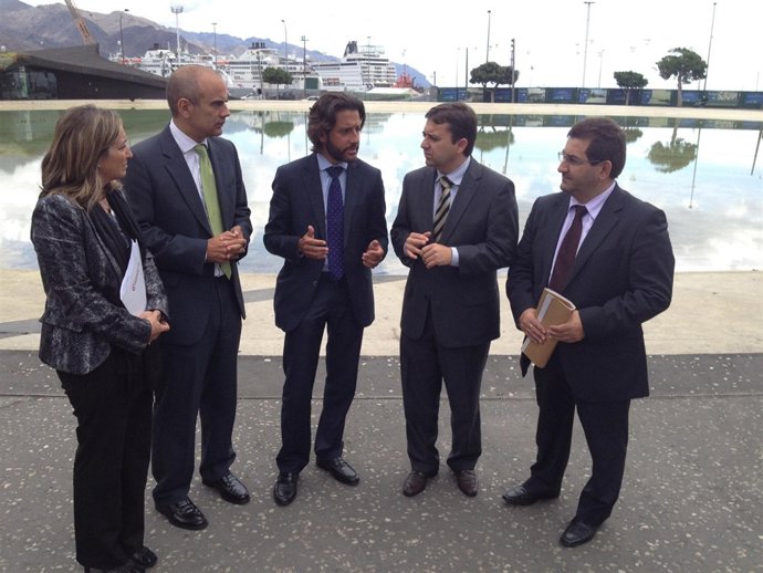 Matos (En El Centro) Antes De La Presentación Del Programa