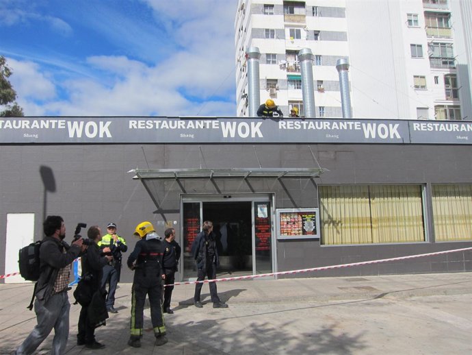 Bomberos En El Restaurante Wok Que Ha Sufrido Un Desplome Del Techo