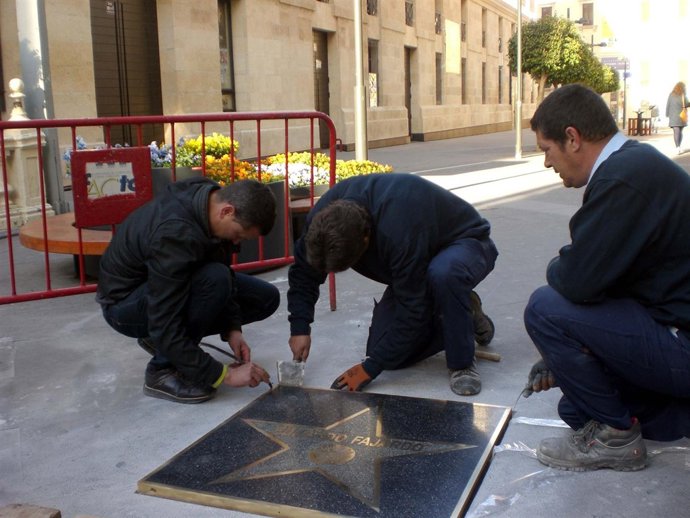 Operarios Colocan La Estrella Dedicada Al Actor Eduardo Fajardo