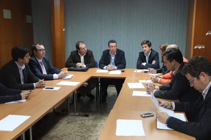 Dirigentes Y Diputados Del PP En Una Reunión. 