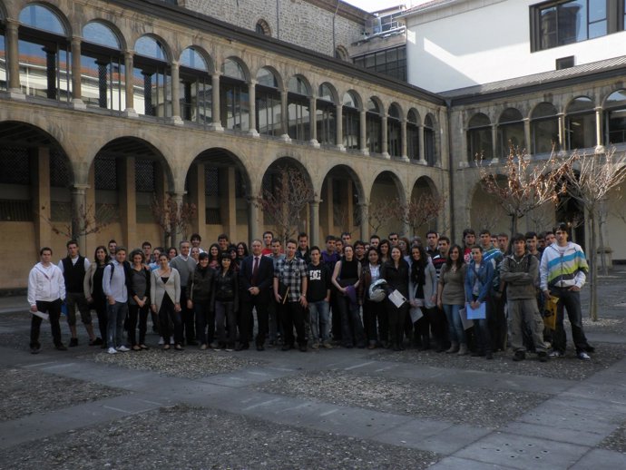 Los Estudiantes De FP En El Claustro De La Sede Del Departamento De Educación. 