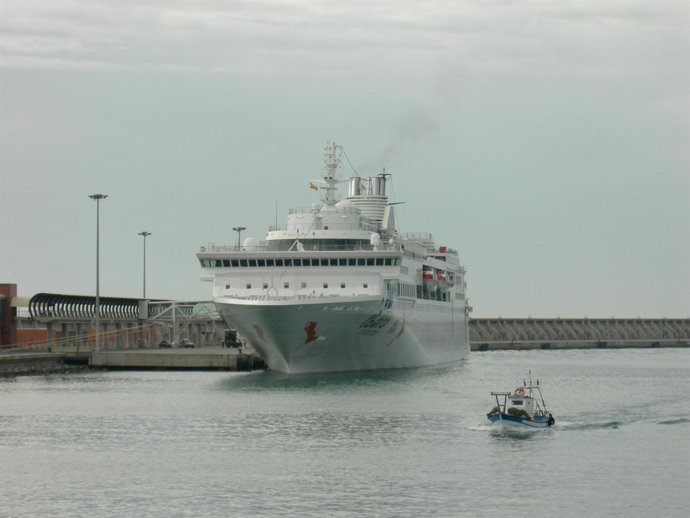 Crucero 'Grand Voyager' En El Puerto De Málaga