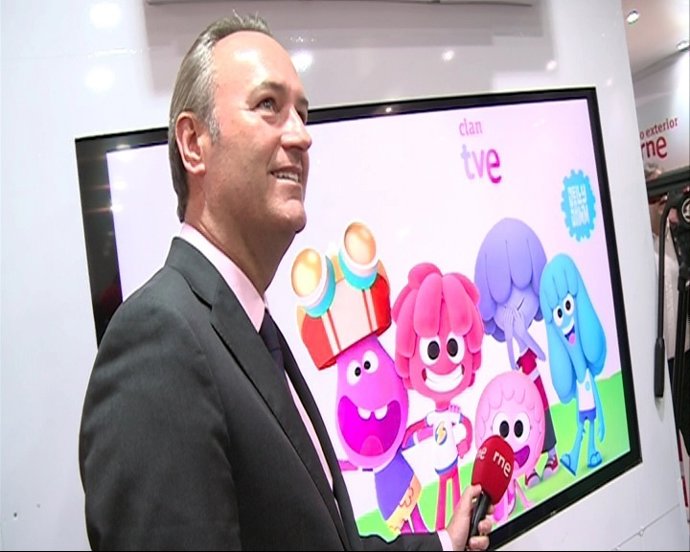 Fabra Visita La Exposición Del 75 Aniversario De RNE