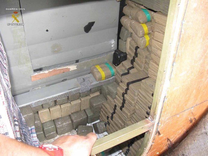 Hachís Oculto En Un Doble Fondo Practicado En Un Vehículo