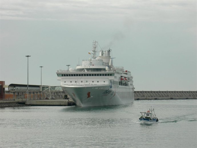 Crucero 'Grand Voyager' En El Puerto De Málaga