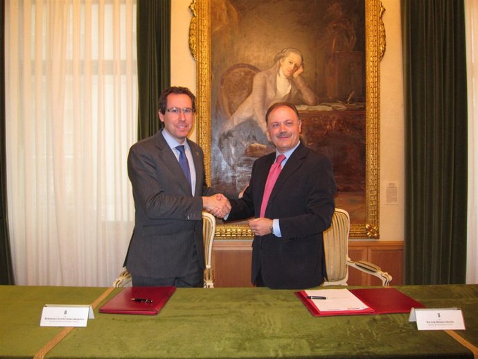 Fernando Couto (Ayuntamiento) Y Víctor Moneo (Iberia) Firman Un Convenio