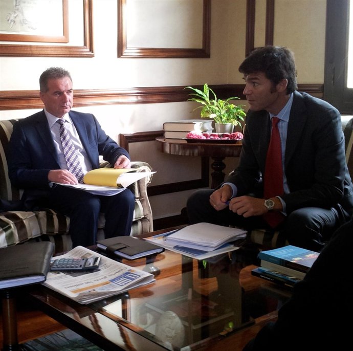 Un Instante De La Reunión Con El Subdelegado