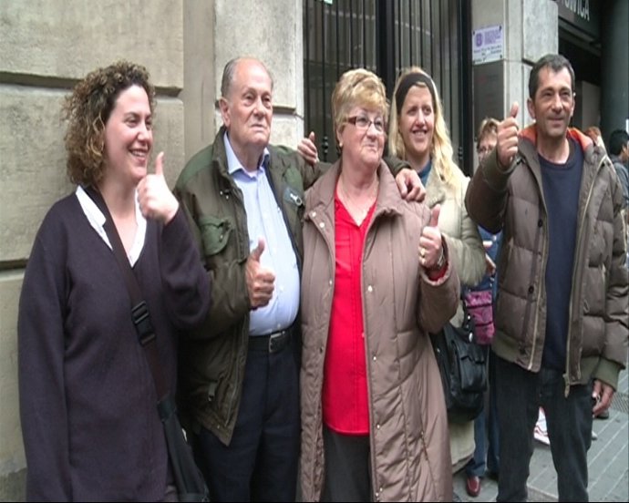 El Matrimonio Y Su Nieta En La Concentración En Barcelona