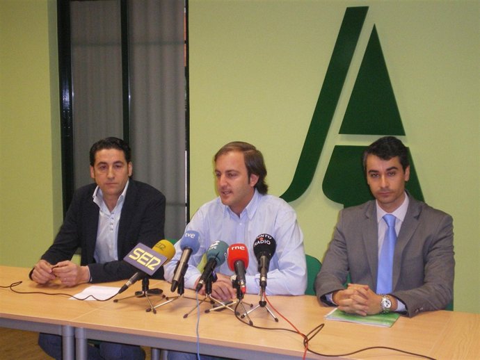 Joaquín Antonio Pino, Durante La Rueda De Prensa Celebrada Hoy.