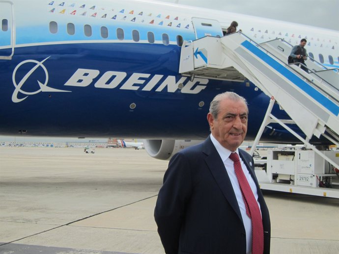 Juan Jose Hidalgo Con Boeing Dreamliner