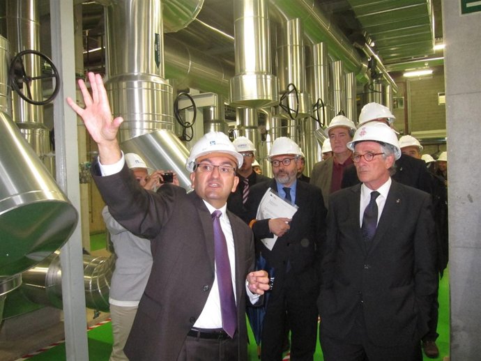 Xavier Trias Y David Serrano Durante La Visita A La Central Energética Tánger