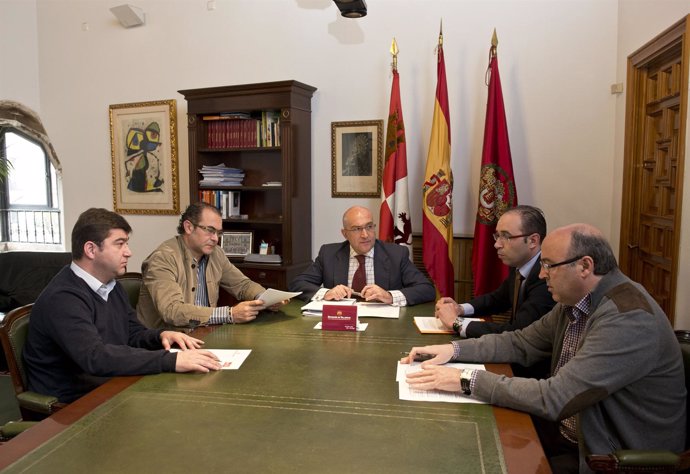 Jesús Julio Carnero, Reunido Con Representantes De Los Grupos Políticos.