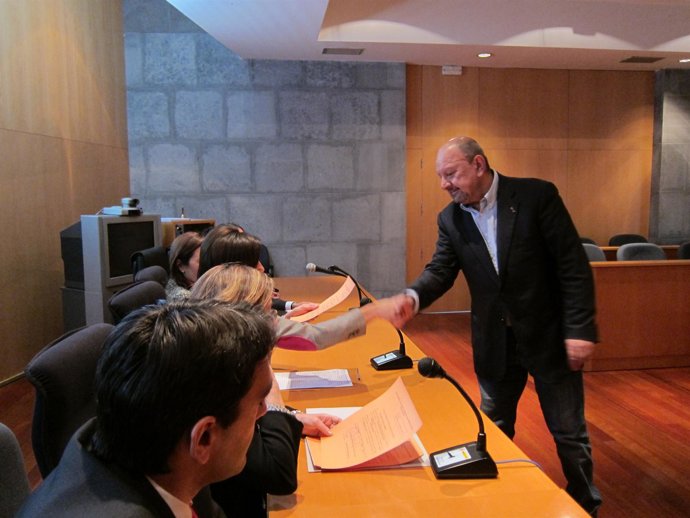 Francisco González Recoge Su Credencial.