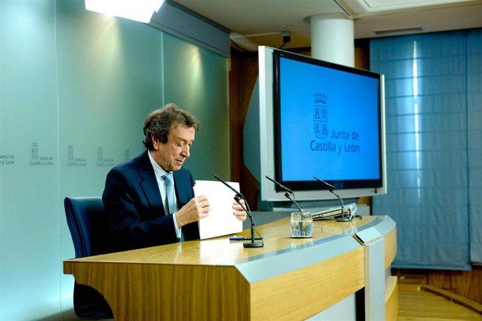 El Consejero De La Presidencia, Jose Antonio De Santiago-Juarez Atiende A Los Me