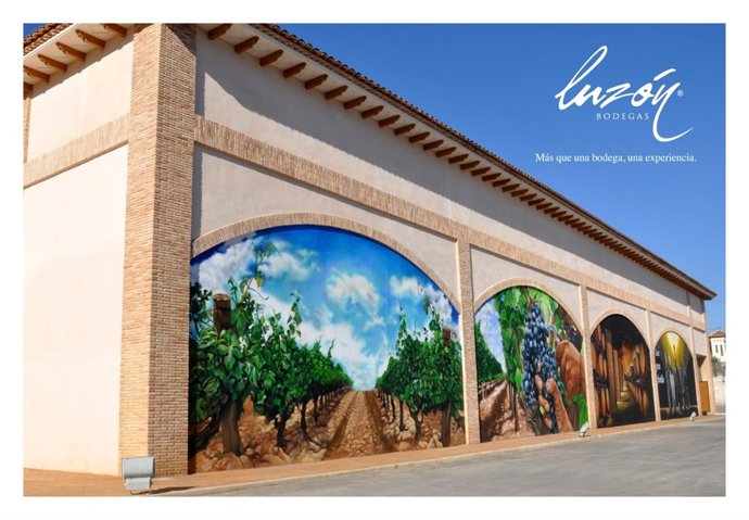 Bodegas Luzón Decora Sus Instalaciones Con Enormes Graffitis 