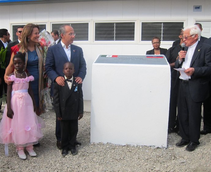 El Padre Ángel Junto Al Presidente De Mexico Y Su Esposa En Haiti