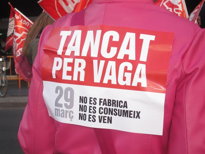 Una Persona Con Una Pegatina A Favor De La Huelga del 29M