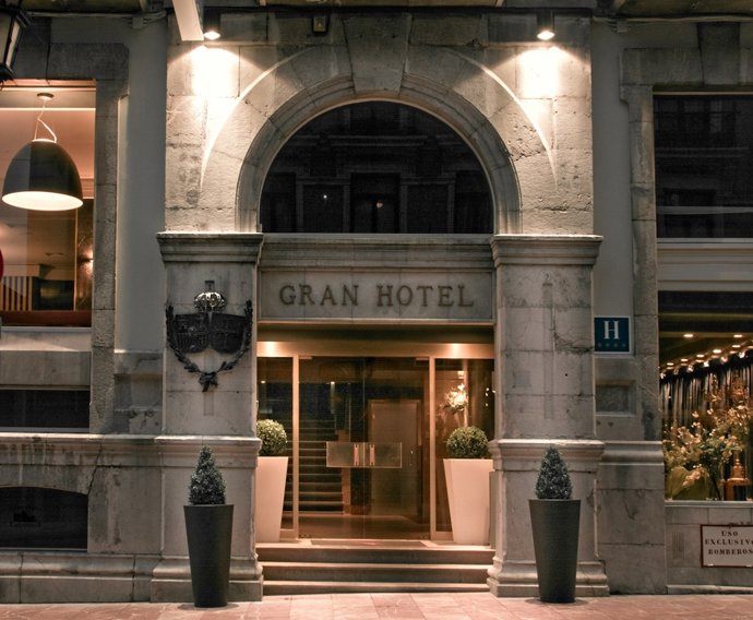 Fachada Del Gran Hotel España En Oviedo