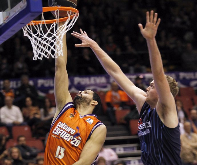 V. Faverani Y Daniel Clark, Valencia Basket - Asefa Estudiantes (Baloncesto)