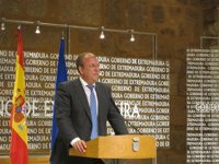 Monago dice que "hay que tener mucho cuidado" porque el extremeño "podría sufrir doblemente" si a crisis se añade copago