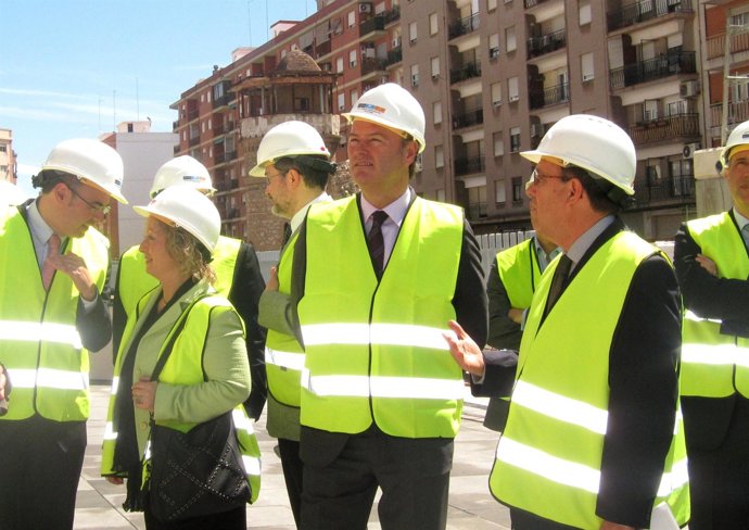 Fabra Durante La Visita Al Complejo Administrativo 9 D'octubre