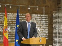 Monago responde a PSOE e IU que la reforma laboral "es de obligado cumplimiento" y "no se pueden hacer islas"