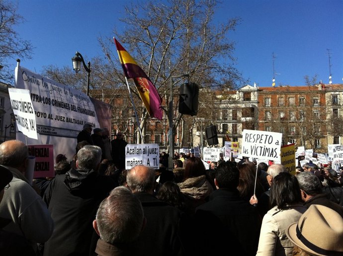 2.000 Personas Se Concentran Ante El TS A Favor Del Juez Garzón