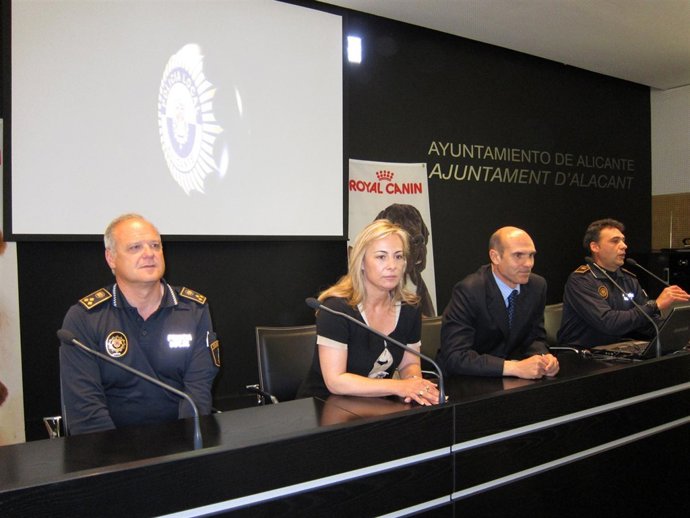Sonia Castedo Durante El Acto De La Unidad Canina De La Policía Local