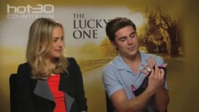 Imagen Zack Efron Desabrochando Un Sujetador