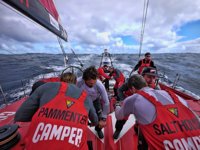Vela/VOR.- 'Groupama' recibe el nuevo mástil y el 'Camper' navega rumbo a Itajaí  