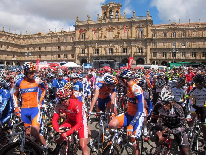 Ciclistas Esperan El Comienzo De La Presente Edición De La Vuelta A Cyl