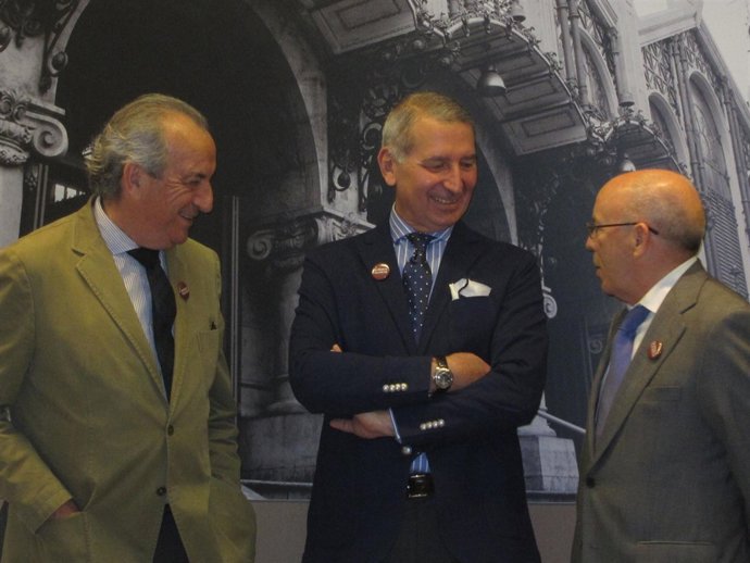 Vicente Simó Conversa Con Otros Dirigentes De Pro Banco Valencia.