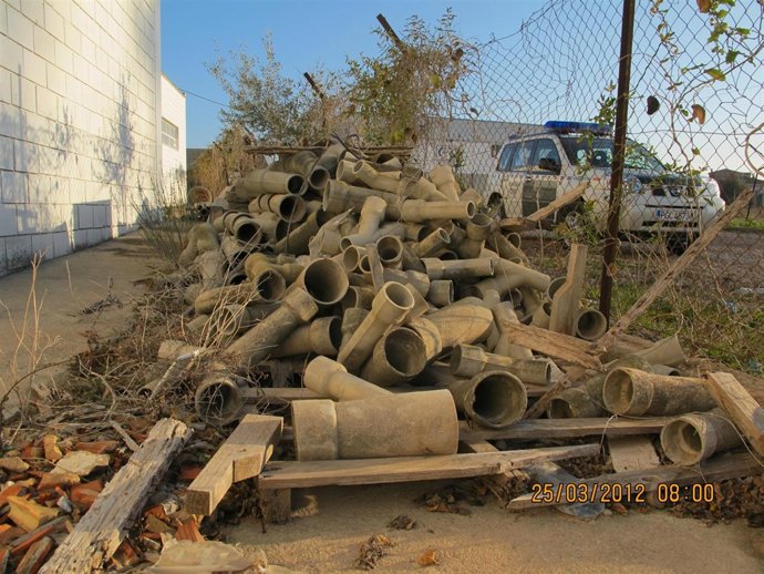 Depósito De Tuberías De Uralita En La Aldea (Tarragona)