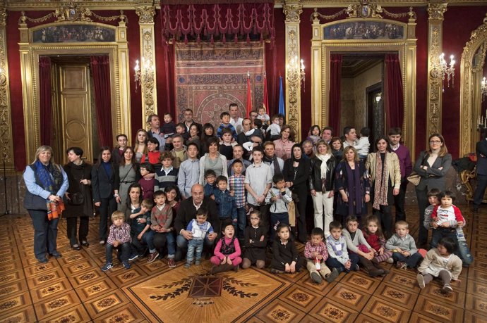 Torres Con Las Familias Que Ha Recibido Esta Mañana En El Salón Del Trono. 