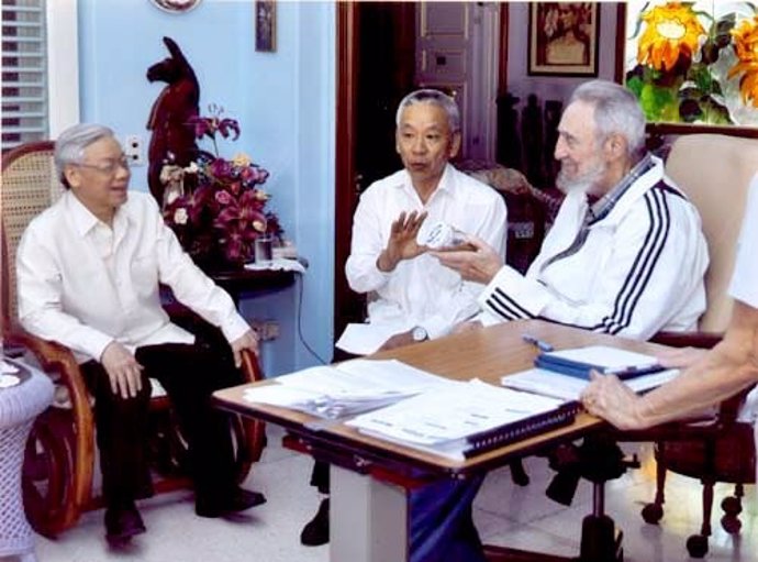 Fidel Castro Con Líderes Del Partido Comunista De Vietnam