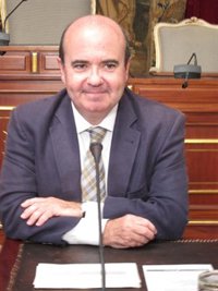 Zarrías se mofa de Arenas por vender "el oso, la piel y el tocino"