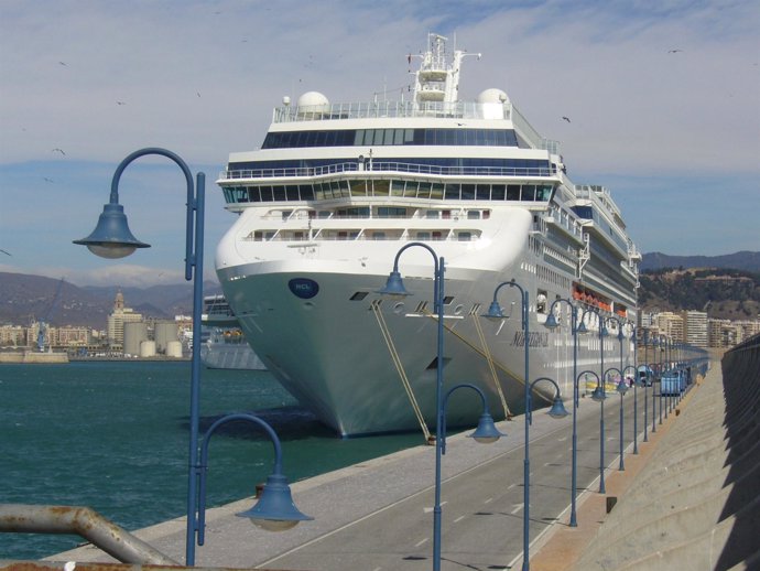 Buque De Crucero De Norwegian En Málaga