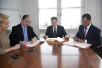 El Gobierno firma convenios con las cámaras de Cantabria y Torrelavega para información y asesoramiento empresarial