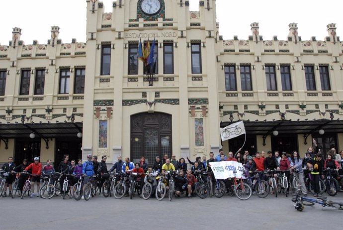 Marcha Ciclista Hasta Alcoy Para Reivindicar El Uso De La Bicileta Y El Tren