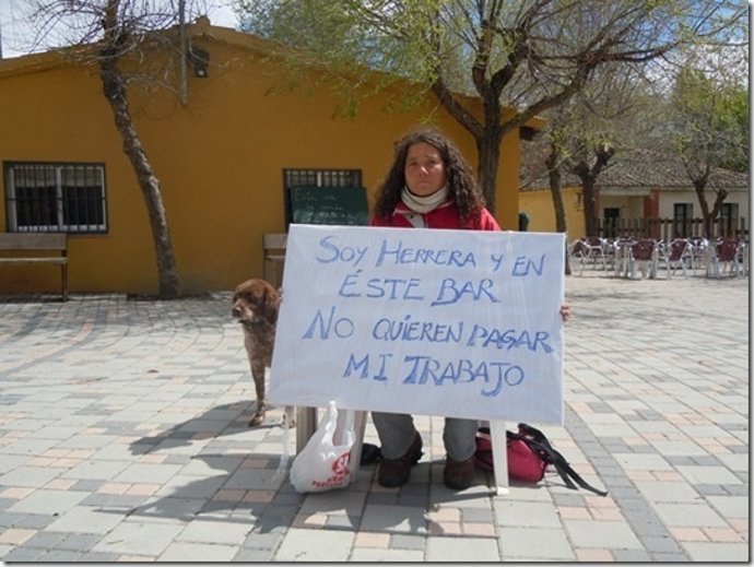 La Herrera Amanda Brunete Hace Una Sentada En Basardilla (Segovia)