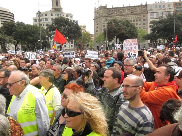 Centenares De Personas Se Concentran En Plaza Catalunya