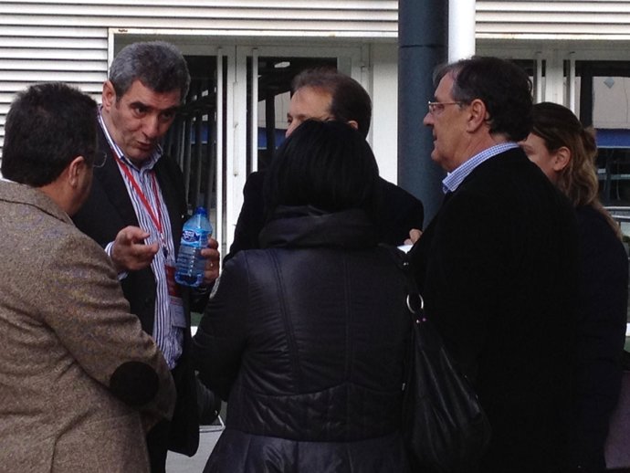 Villarrubia Dialoga Con Miembros Del PSOE Tras La Primera Jornada Del XII Congre