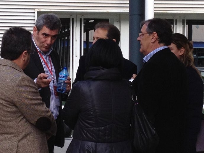 Villarrubia Dialoga Con Miembros Del PSOE Tras La Primera Jornada Del XII Congre