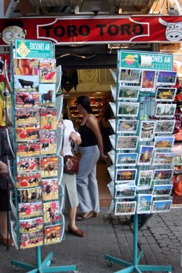 Turistas En Una Tienda De Sevilla