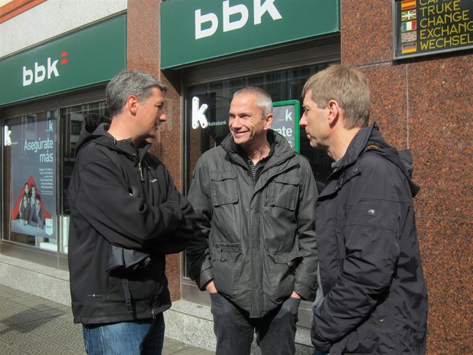 Permach Y Etxebarria Conversan Con Oskar Matute Antes De La Manifestación