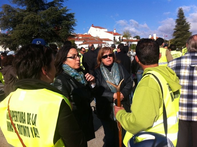La Alcaldesa De Riotinto, Rosa Caballero, Con Los Mineros De EMED 