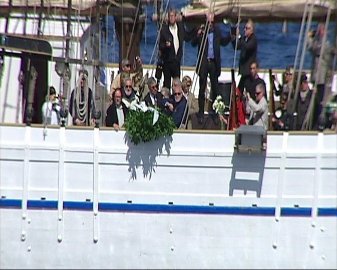 Familiares De Pasajeros Del Titanic Rinden Homenaje Con Una Ofrenda Floral