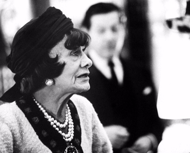 Los complementos en la moda y el legado de Coco Chanel